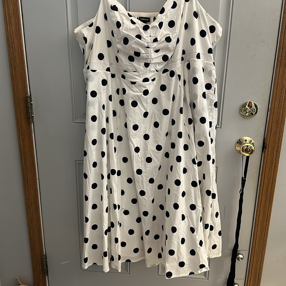 Plus size woman’s Torrid sundress. Size 5X - Picture 2 of 6